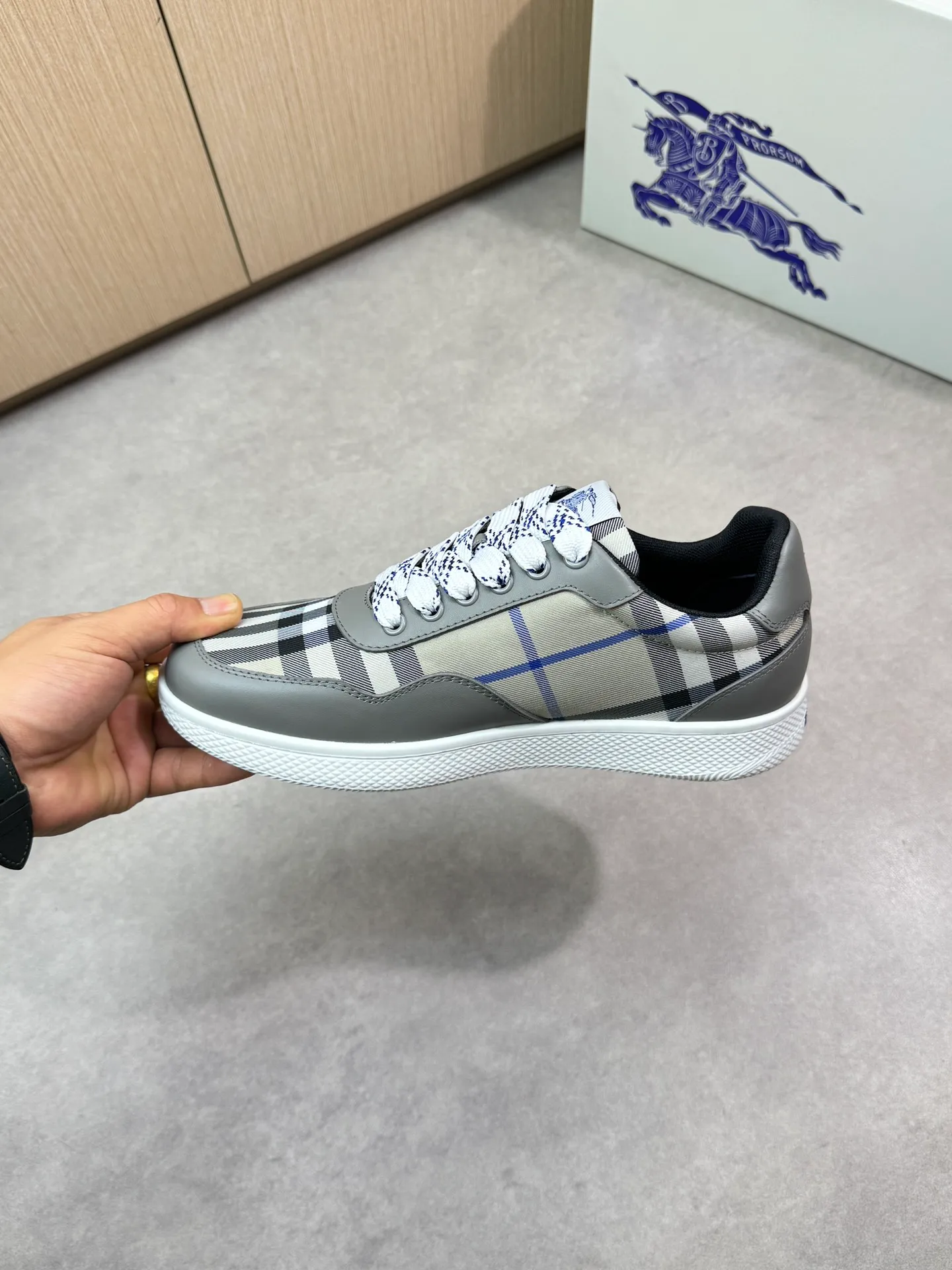 Men's shoes 💰P420💰[BURBERRY] Burberry - High-end quality original 🔍🔍🔍casual sports sneakers - Upper: imported 🔝 Napa calfskin, brand totem cloth, tongue brand cloth label - Lining: brand canvas, foot pad; water-dyed cowhide - Outsole: ultra-light TPR rubber; two-color molded outsole -Ultra-high quality control and fine workmanship: outstanding (high-end, extravagance, class) -Size: 38-44 (45 for men, can be customized)